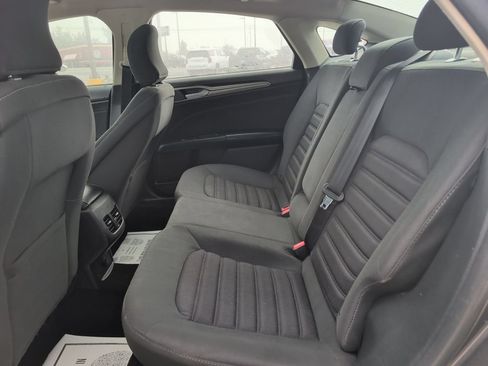 Used 2018 Ford Fusion SE FWD image 19