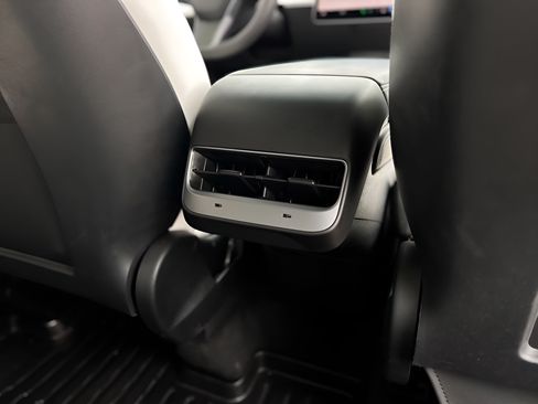 Used 2023 Tesla Model Y Long Range AWD/4WD image 18