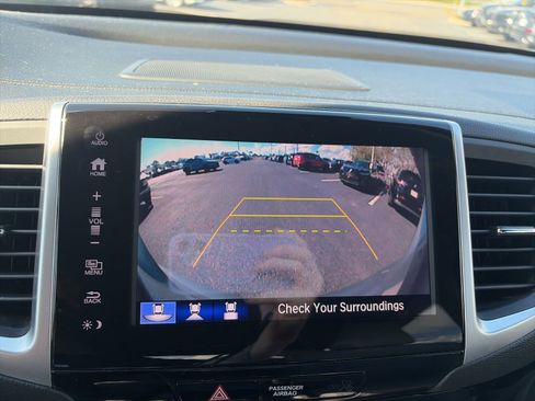 Used 2018 Honda Pilot Touring image 11