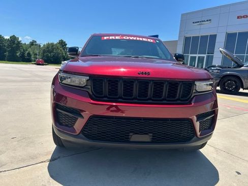 Used 2024 Jeep Grand Cherokee Altitude AWD/4WD image 2