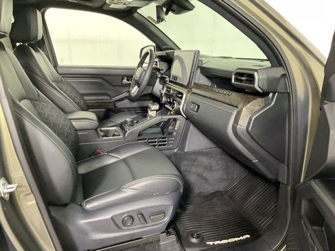 Used 2025 Toyota Tacoma Limited image 26