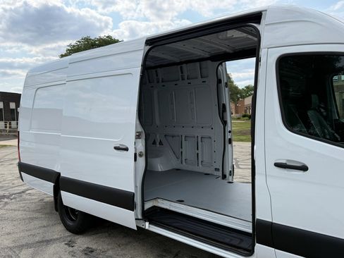 Used 2021 Mercedes-Benz Sprinter 4500 image 12