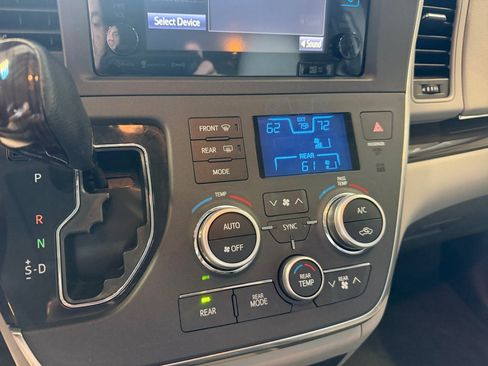Used 2016 Toyota Sienna XLE Premium FWD image 22