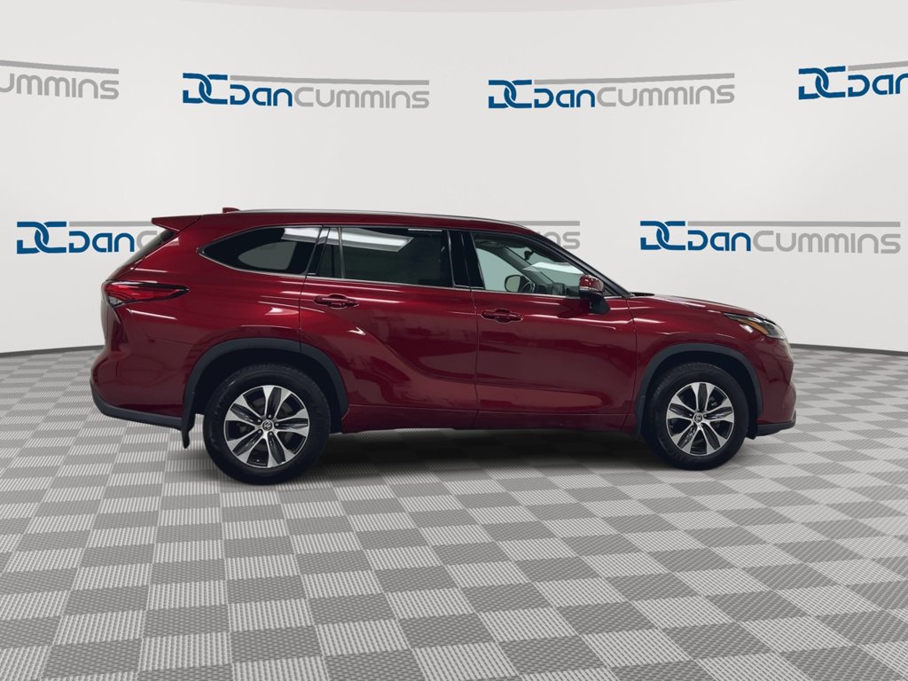 Used 2021 Toyota Highlander XLE AWD/4WD image 9
