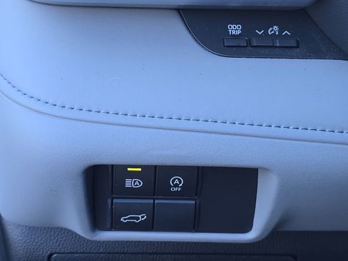 Used 2023 Toyota Highlander XLE image 33