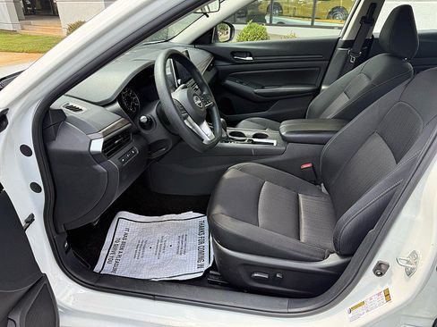 Used 2025 Nissan Altima 2.5 SV FWD image 9