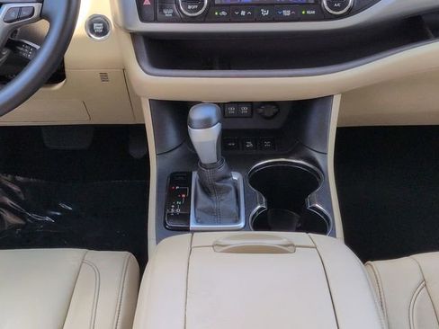Used 2017 Toyota Highlander XLE AWD/4WD image 19