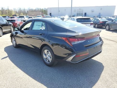 New 2026 Hyundai Elantra SE FWD image 3