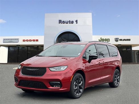 New 2026 Chrysler Pacifica Select w/ S Appearance Package image 2