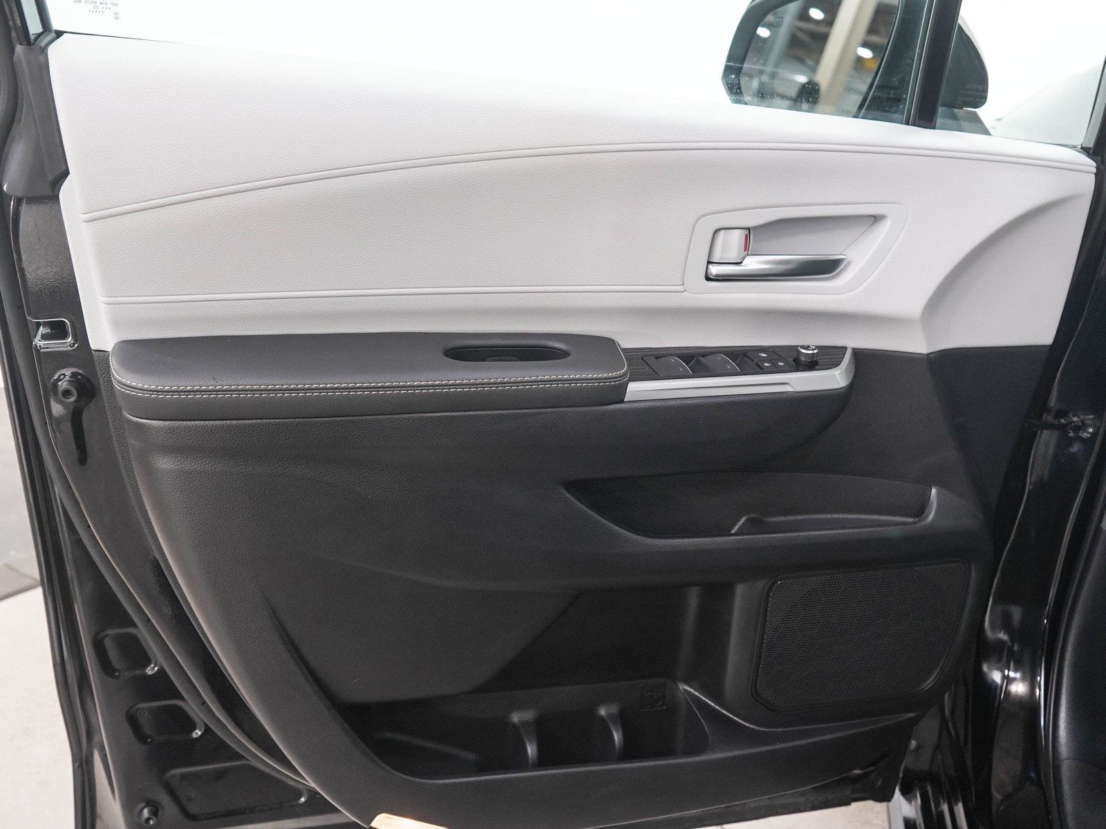 Used 2025 Toyota Sienna XSE AWD/4WD image 21