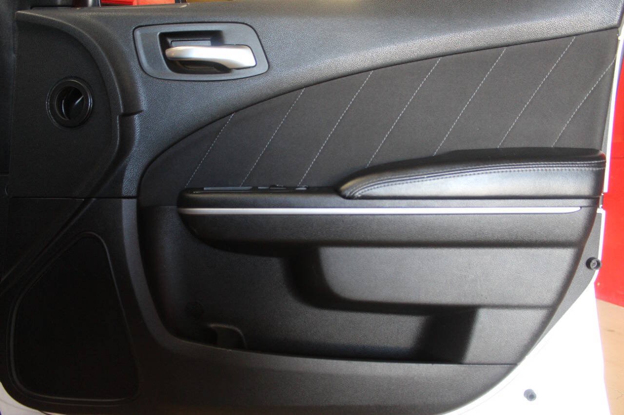 Used 2019 Dodge Charger SXT RWD image 10