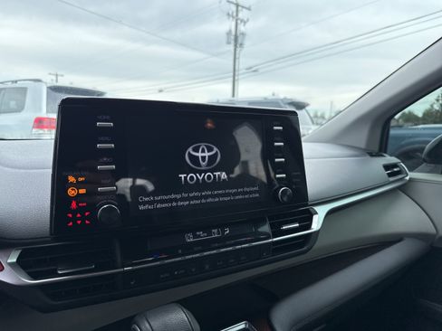 Used 2023 Toyota Sienna XLE image 23