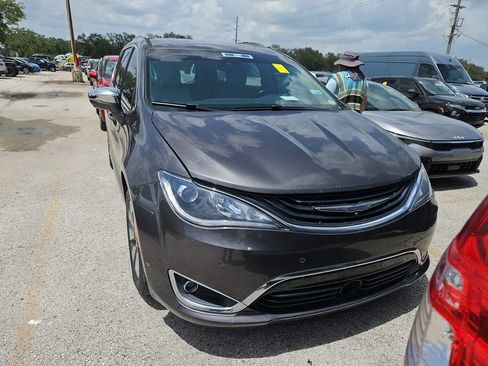 Used 2018 Chrysler Pacifica Limited w/ Advanced Safetytec Group FWD image 2