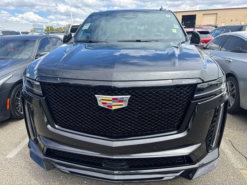 Used 2024 Cadillac Escalade ESV V AWD/4WD image 2