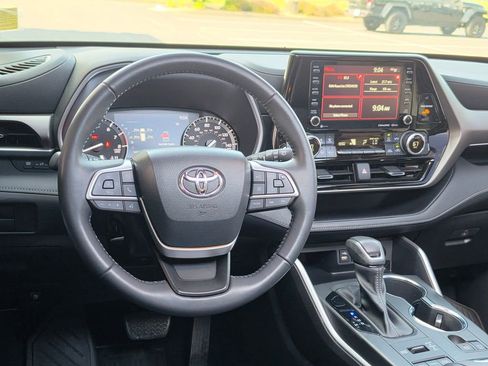 Used 2022 Toyota Highlander XLE AWD/4WD image 40
