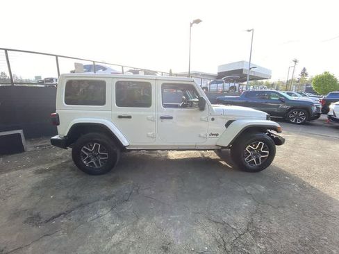 Used 2025 Jeep Wrangler Sahara AWD/4WD image 7