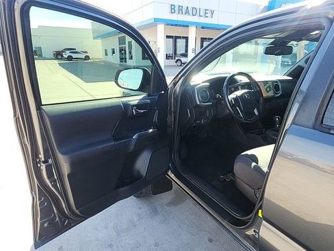 Used 2019 Toyota Tacoma TRD Off-Road w/ Technology Package image 19