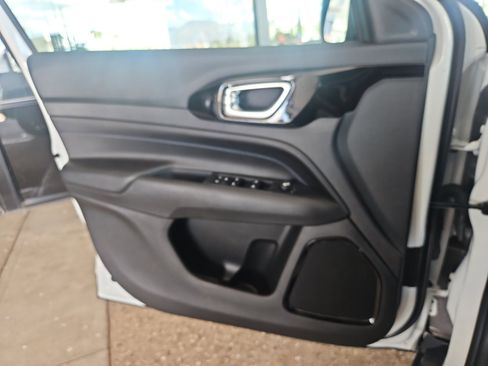 New 2026 Jeep Compass Latitude image 13