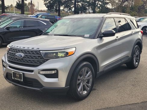 Used 2022 Ford Explorer XLT w/ Equipment Group 202A image 8