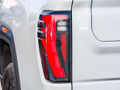 Used 2024 GMC Sierra 2500 AT4 w/ AT4 Premium Plus Package AWD/4WD image 8
