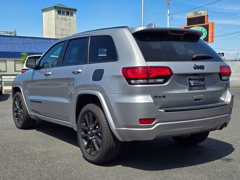 Used 2018 Jeep Grand Cherokee Altitude AWD/4WD image 8