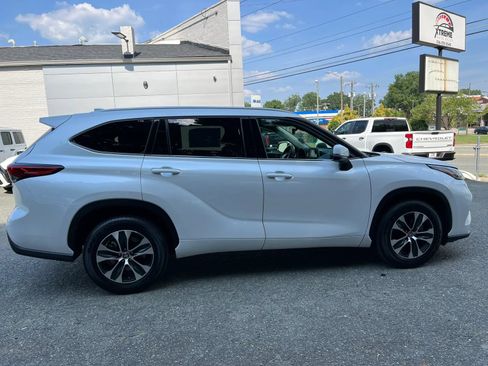 Used 2022 Toyota Highlander XLE FWD image 3