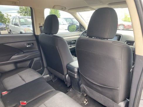 Used 2018 Mitsubishi Outlander ES AWD/4WD image 23
