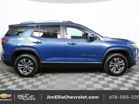 Used 2025 Chevrolet Equinox LT w/ Convenience Package II image 2