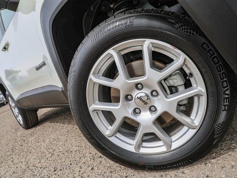 Used 2023 Jeep Renegade Latitude image 2