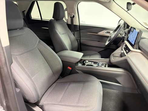 Used 2025 Ford Explorer Active image 31