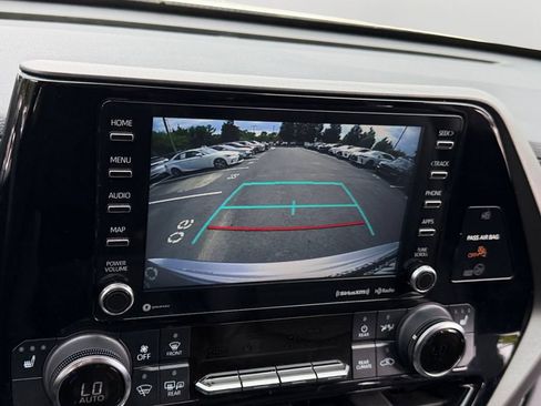 Used 2022 Toyota Highlander XLE AWD/4WD image 22