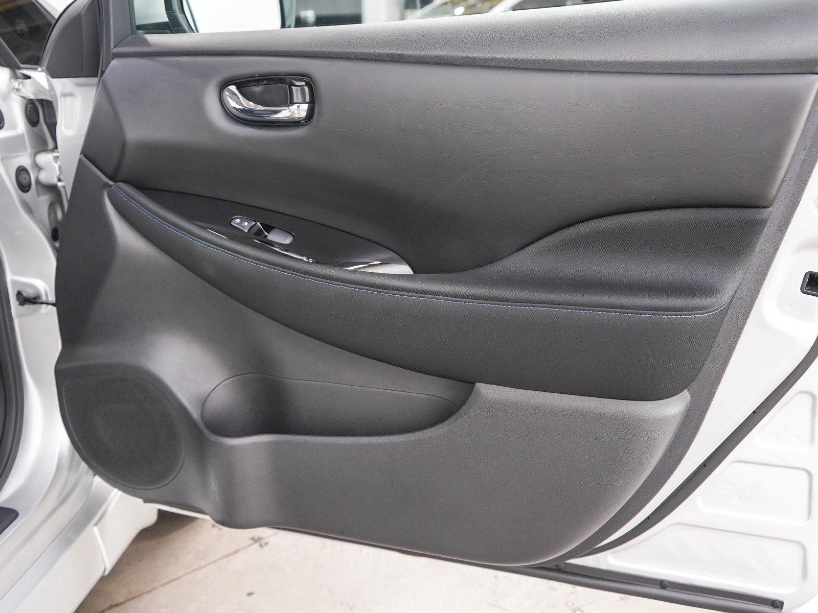 Used 2022 Nissan Leaf SV FWD image 9
