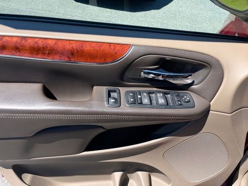 Used 2013 Chrysler Town & Country Touring FWD image 17