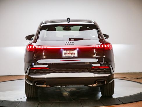 Certified 2025 Audi Q5 Premium w/ Convenience Package AWD/4WD image 3