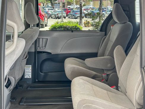Used 2019 Toyota Sienna LE w/ Carpet Mat Package FWD image 18