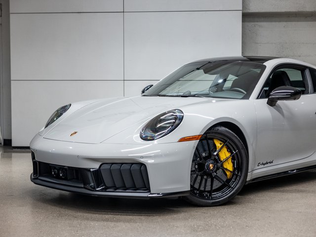 Used 2025 Porsche 911 Carrera 4 GTS AWD/4WD image 18