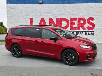 New 2026 Chrysler Pacifica Limited w/ Uconnect Theater Family Group