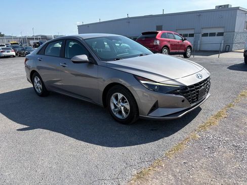 Used 2023 Hyundai Elantra SE FWD image 2