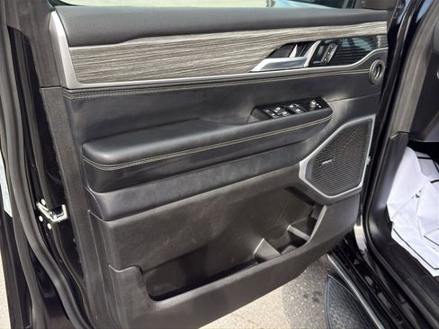 Used 2024 Jeep Wagoneer Series III image 9