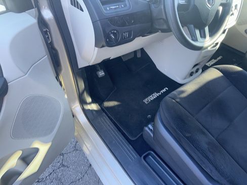Used 2013 Dodge Grand Caravan SE image 8