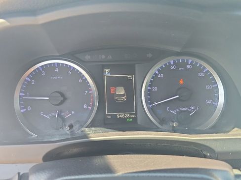 Used 2019 Toyota Highlander Plus FWD image 19