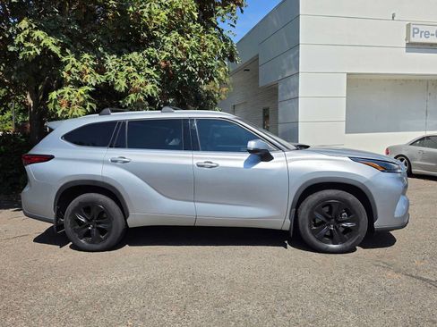 Used 2022 Toyota Highlander XLE AWD/4WD image 2