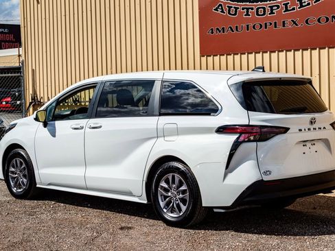 Used 2024 Toyota Sienna LE image 6