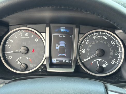 Used 2018 Toyota Tacoma SR5 AWD/4WD image 19