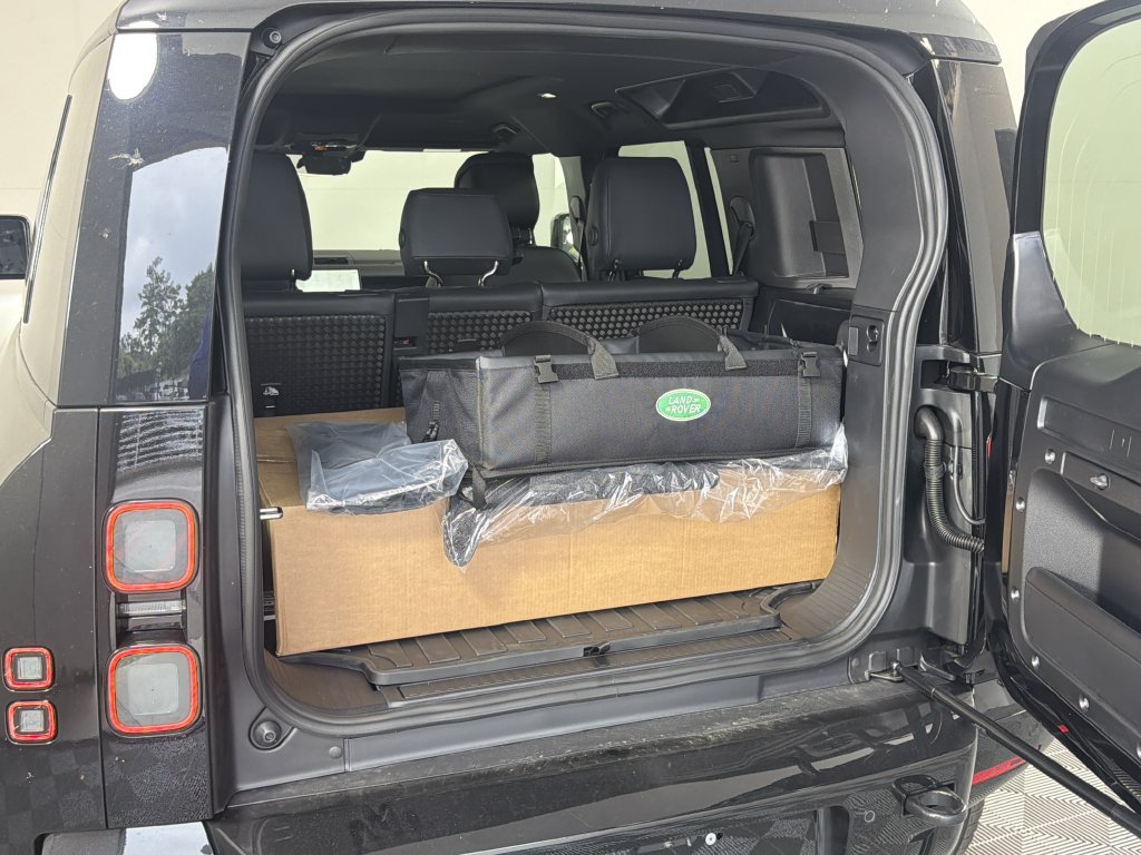 New 2026 Land Rover Defender 110 X-Dynamic SE AWD/4WD image 9
