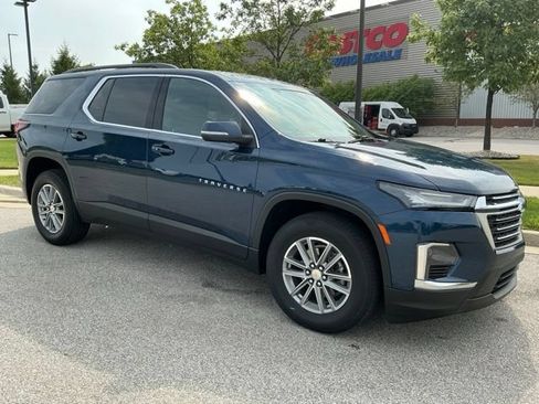 Used 2023 Chevrolet Traverse LT FWD image 2