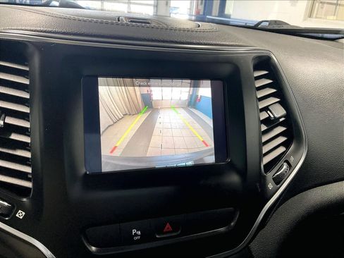 Used 2019 Jeep Cherokee Latitude Plus w/ Comfort/Convenience Group image 19