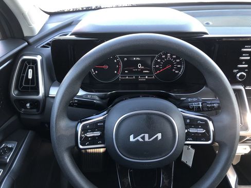 Used 2023 Kia Sorento LX image 16