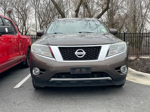 Used 2015 Nissan Pathfinder SV image 2