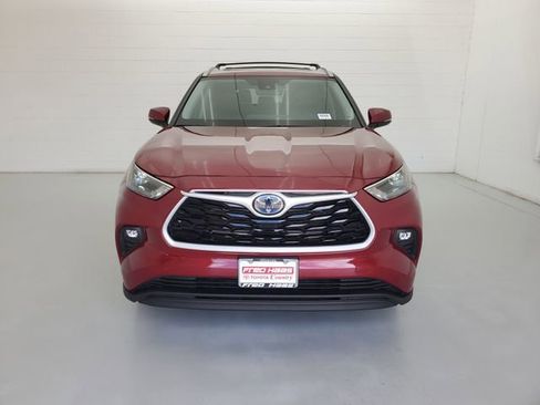 Used 2024 Toyota Highlander XLE image 3